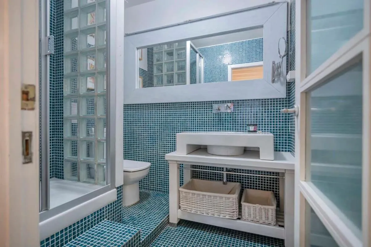 Exclusive 2 Bedroom Apartment In The City Center contacts